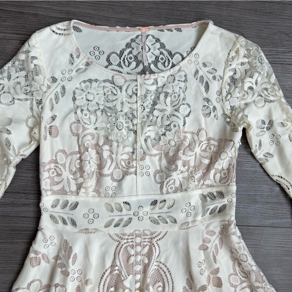 Free People Lover’s Folk Song Dress in Cream Boho Lace Bell Sleeve Dress Size 2 - Picture 5 of 8
